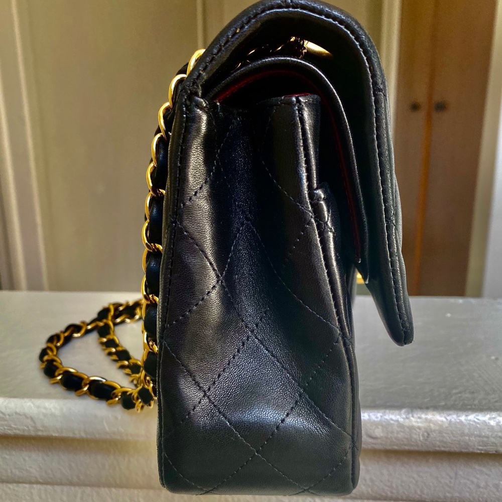 Chanel Medium Classic Flap Black Lambskin - Picture 4 of 15